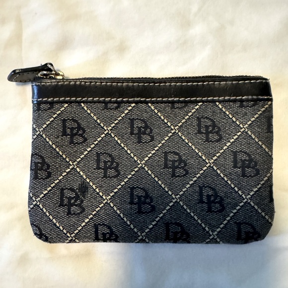 Dooney & Bourke Handbags - Dooney & Bourke classic design EUC VTG